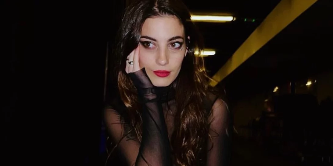 Η Ντένια Ψυλλιά μιλά στο Missbloom για την υποκριτική, τη νέα παράσταση που συμμετέχει και το ταξίδι των ονείρων της