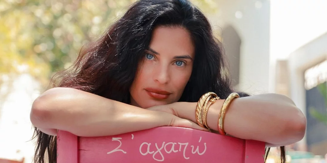 Η Χριστίνα Μπόμπα χορεύει σε νησιώτικο πανηγύρι | "Αχ Νάξο με τα ωραία σου"