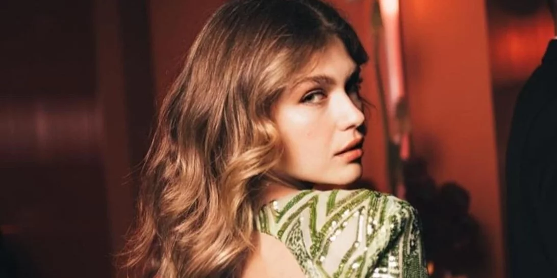 Η Κλέλια Ανδριολάτου με "Strawberry Milk Nails", το πιο elegant mani που μπορείς να κάνεις αυτή τη στιγμή