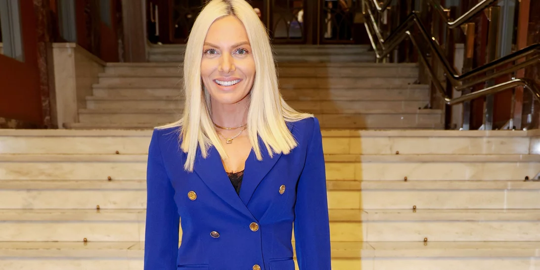 Lady in red | Η Ιωάννα Μαλέσκου βγήκε για δείπνο στην "ωραιότερη ταράτσα της Αθήνας"