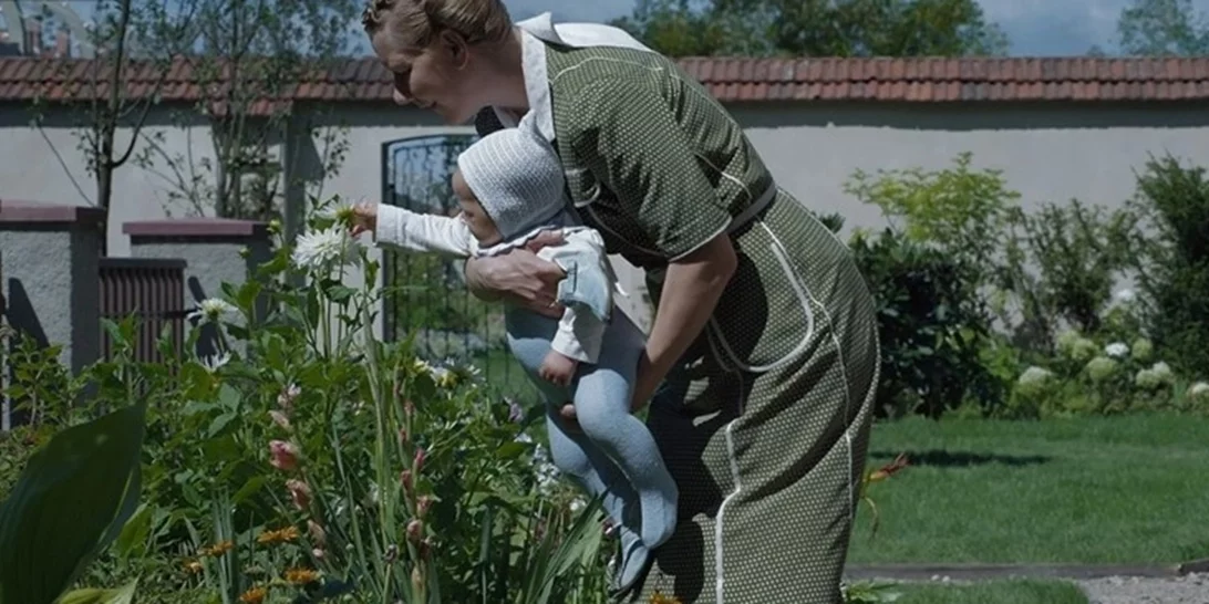 Το κορίτσι που έλαμπε στη "Ζώνη Ενδιαφέροντος" αφήνοντας κρυφά φαγητό στους κρατούμενους του Άουσβιτς είναι πραγματικό πρόσωπο