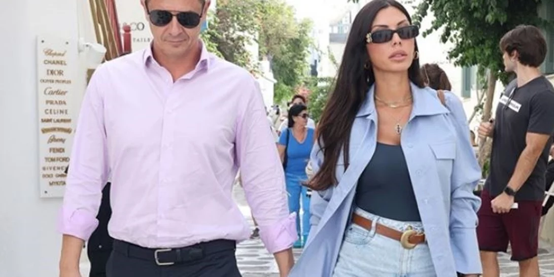 Αντώνης & Ιωάννα Σροίτερ  |  Φθινοπωρινή απόδραση στη Μύκονο - Με σουέντ clogs η σύζυγος του δημοσιογράφου