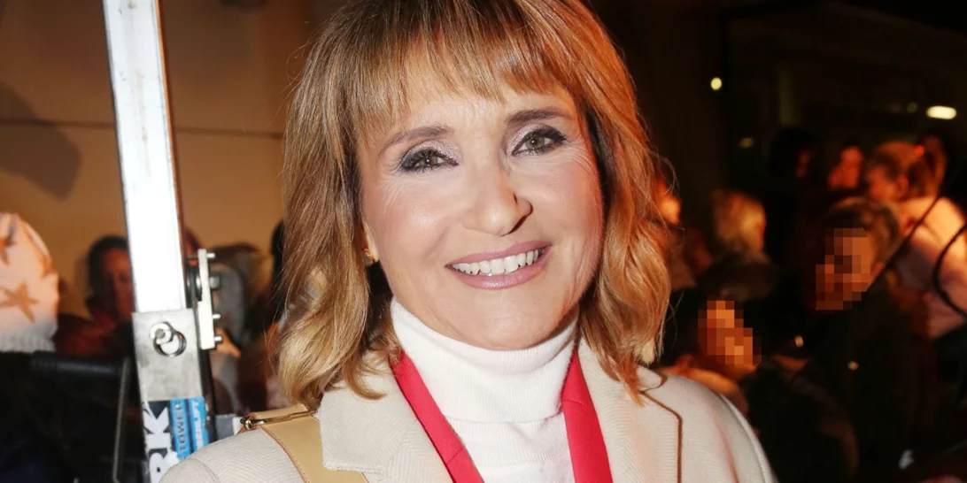 H Μάρα Ζαχαρέα μ' ένα παλτό που είναι ιδανικό για διακριτικό statement σε μια εμφάνιση