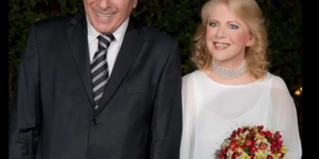 Έλενα Ακρίτα - Γιώργος Κυρίτσης | Αδημοσίευτη φωτογραφία από τον γάμο τους - Το λιτό νυφικό