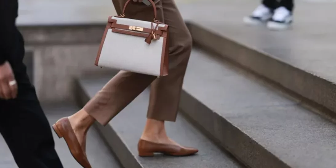 Οι stylish καφέ μπαλαρίνες που θα φοράτε καθημερινά στο γραφείο