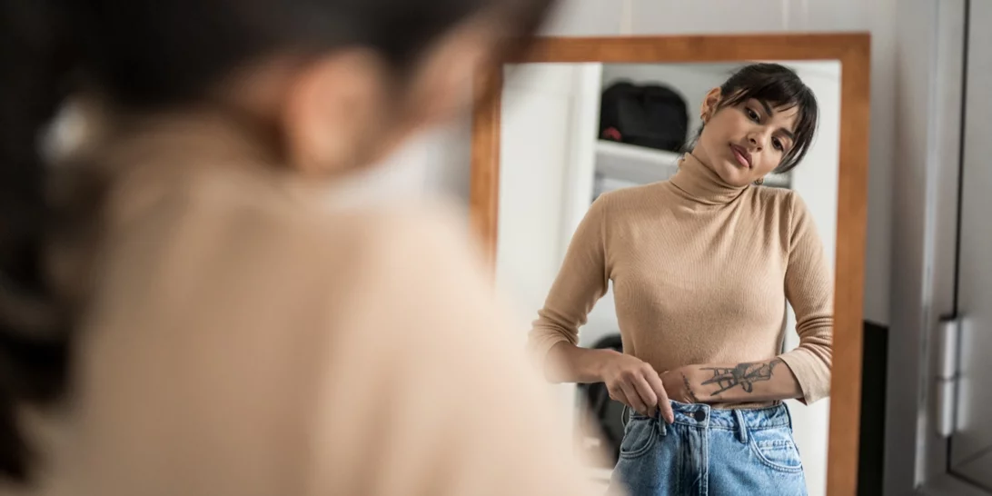 5 φθινοπωρινά looks με τζιν παντελόνι για γυναίκες άνω των 50