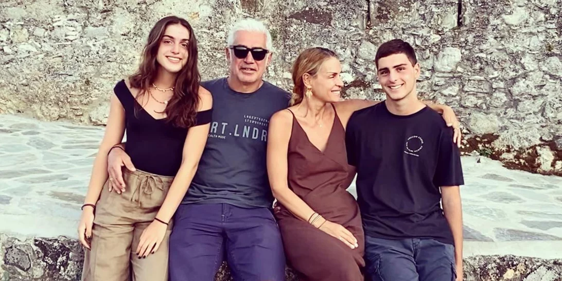 Περήφανοι γονείς ο Αντώνης Νικοπολίδης και η Βάσω Στασινού | Φωτογραφίες από την αποφοίτηση των παιδιών τους