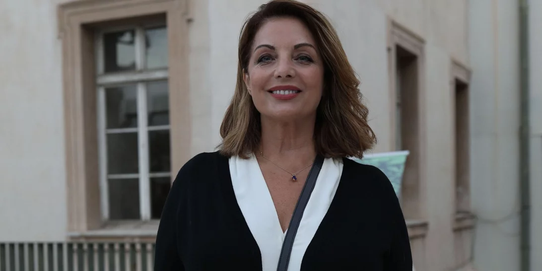 H Άντζελα Γκερέκου ταξίδεψε στη Μύκονο | Η grecian chic εμφάνισή της είναι η απόλυτη έμπνευση