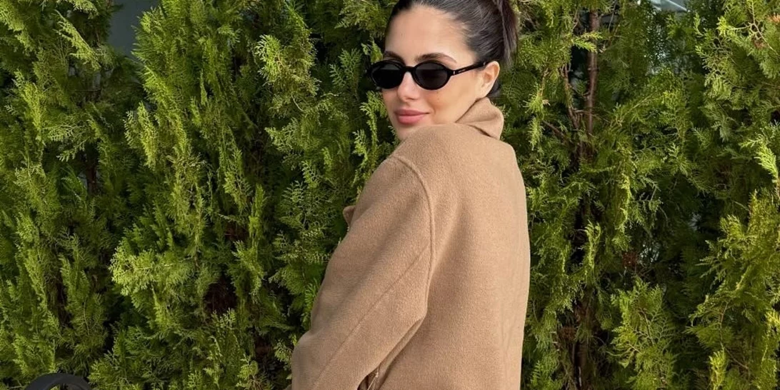 Αλεξάνδρα Νίκα | Βόλτα με τον γιο της στην παραλία - To casual outfit με την πιο stylish ζακέτα