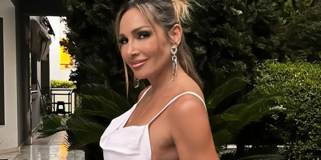 Η Ελένη Πετρουλάκη με το απόλυτο κομψό look στην αποφοίτησή των διδύμων κοριτσιών της