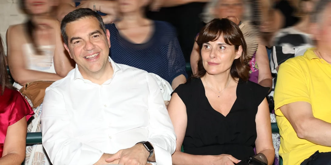 Η Μπέττυ Μπαζιάνα με μαύρη ολόσωμη φόρμα και πέδιλα | Η σπάνια βραδινή έξοδος με τον Αλέξη Τσίπρα