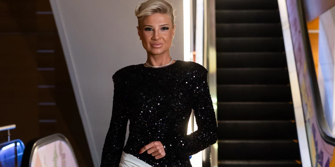 Η Φαίη Σκορδά με το διάσημο φόρεμα που φορούν οι Σκανδιναβές fashionistas τις γιορτές