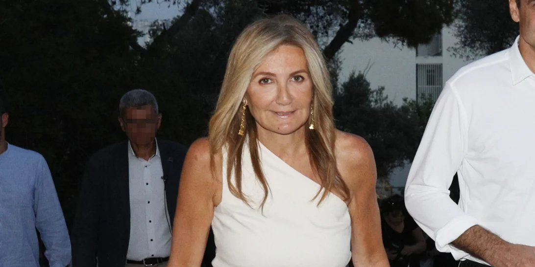 Η Μαρέβα Μητσοτάκη με πορτοκαλί midi φούστα στην επίσκεψή της στην Ινδία