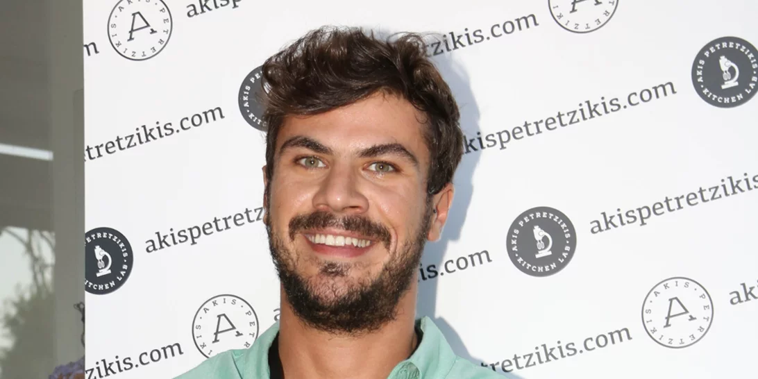 Άκης Πετρετζίκης | Φωτογραφίες από το σπίτι που μένει με τη σύζυγο και το γιο του στην Αγία Παρασκευή