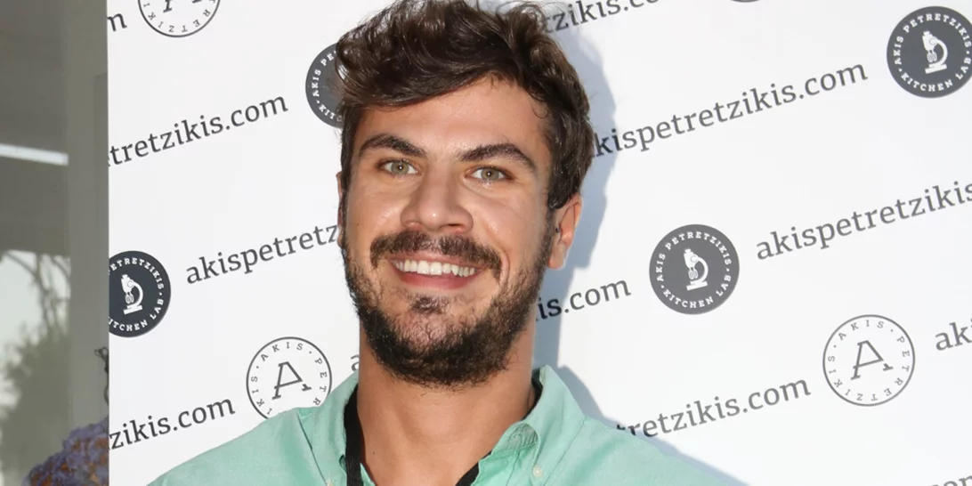 Άκης Πετρετζίκης | Η πρώτη φωτογραφία με το νεογέννητο γιο του