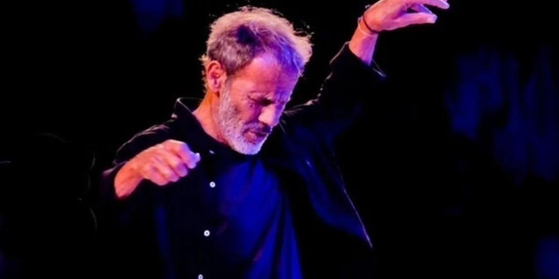 Σταύρος Ξαρχάκος | Αγκαλιά με τα δίδυμα παιδιά του στη σκηνή του Ηρώδειου