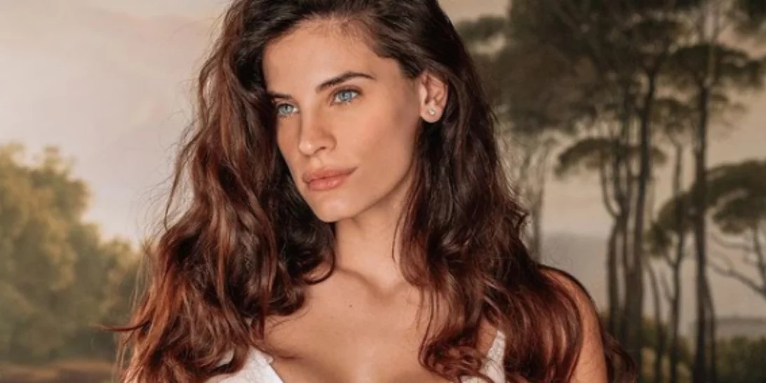 Χριστίνα Μπόμπα | Ποζάρει με crop top και πιο φουσκωμένη κοιλίτσα από ποτέ