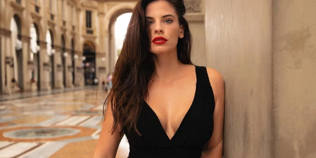 Η Χριστίνα Μπόμπα μάς δείχνει βήμα βήμα πώς φτιάχνει μόνη της τα σέξι mermaid μαλλιά