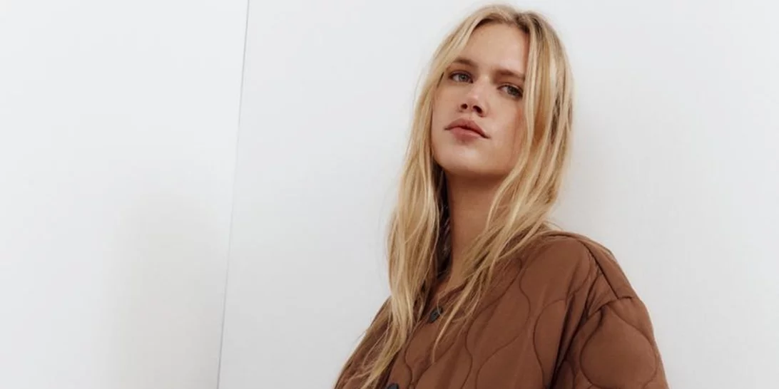 Καφέ, καπιτονέ, αδιάβροχο | Το μπουφάν από τη Zara που θα σε κρατήσει ζεστή στις κακοκαιρίες του χειμώνα