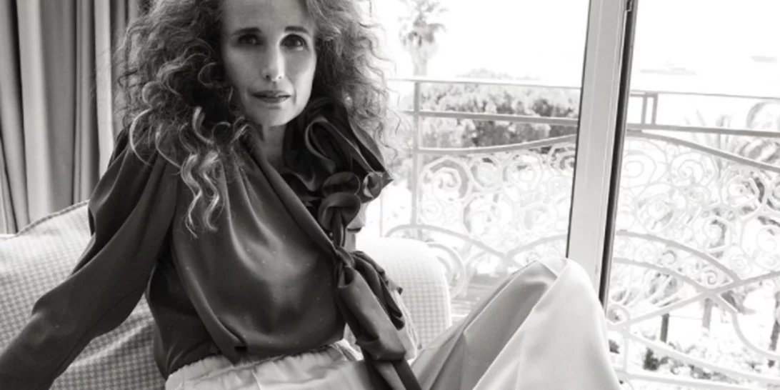 Andie Macdowell | "Ξυπνούσα μέσα στη νύχτα για να δω αν η μαμά μου είχε θυμηθεί να σβήσει τα τσιγάρα της"