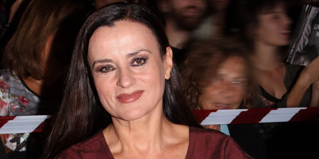 Η Καρυοφυλλιά Καραμπέτη έχει υιοθετήσει το κούρεμα που κάνει τα μαλλιά να δείχνουν πιο πλούσια και υγιή