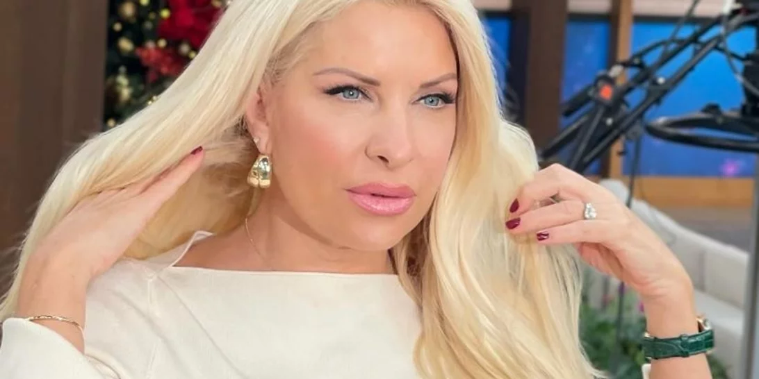 Ελένη Μενεγάκη | Με λευκή ολόσωμη φόρμα που "ερωτεύτηκε"