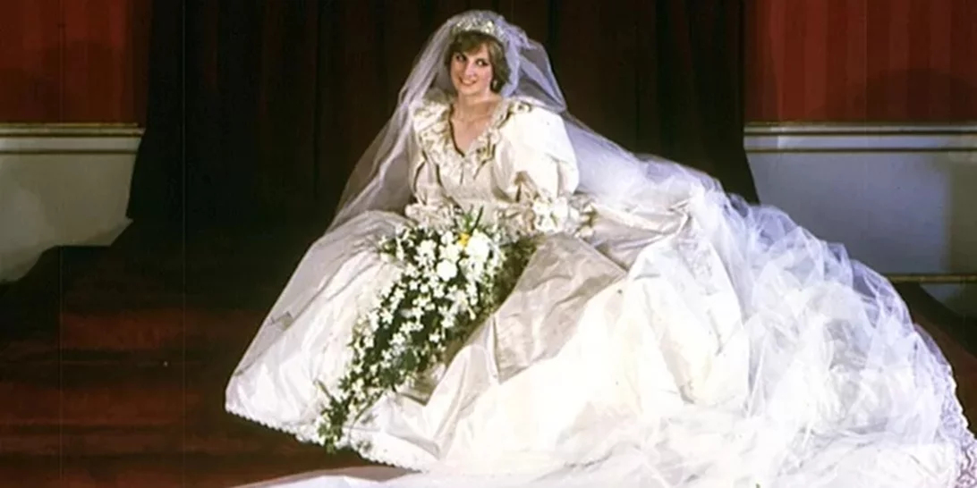 Diana | Tο γούρι που ζήτησε να κεντηθεί στο νυφικό της και κανείς δεν το είχε προσέξει μέχρι σήμερα