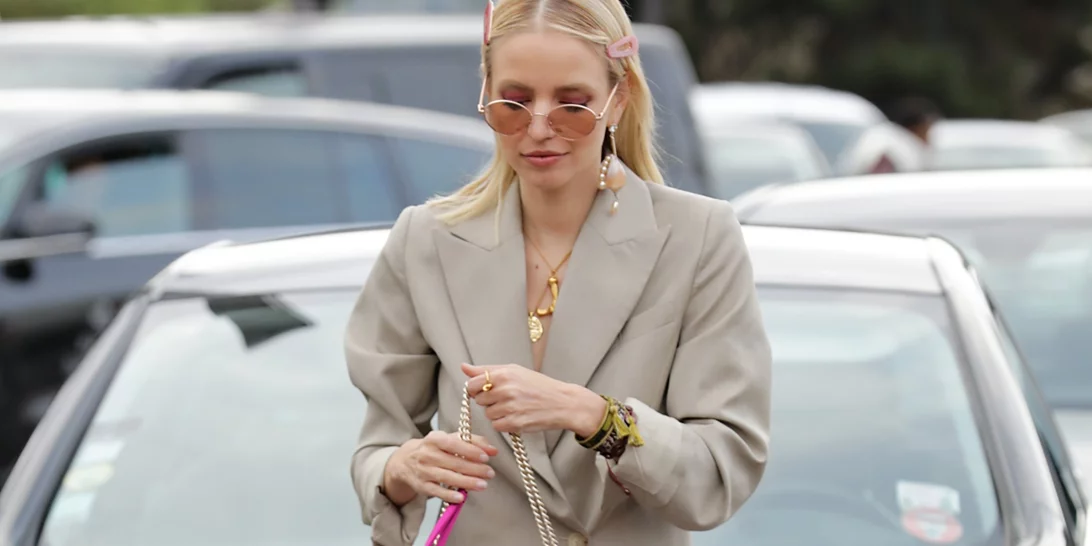 Το έξυπνο στιλιστικό trick για να μη ζεσταίνεσαι ή κρυώνεις την περίοδο της άνοιξης