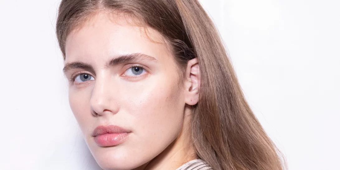 Ροζ πούδρα | Το μυστικό που δίνει φως κάτω από τα μάτια