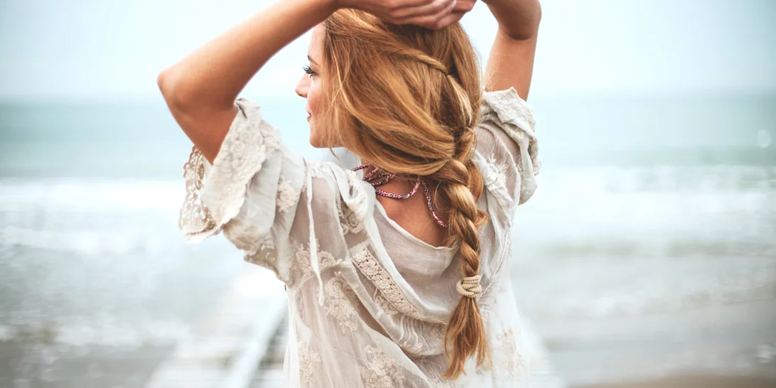 Το girly χτένισμα που δεν θα σταματάς να κάνεις αυτό το τριήμερο