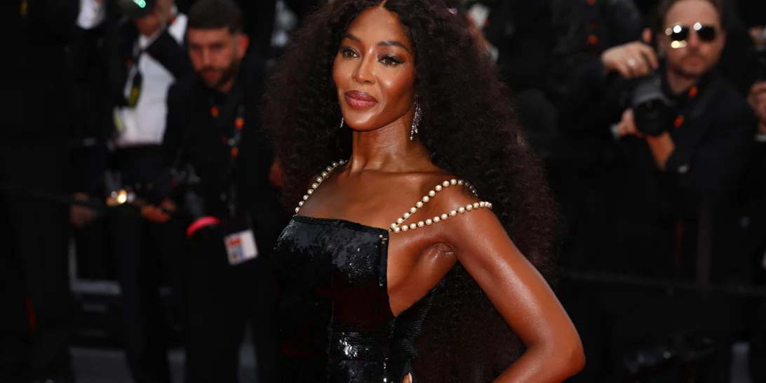 Φεστιβάλ Καννών | Η Naomi Campbell περπάτησε στο κόκκινο χαλί με vintage Chanel δημιουργία που είχε φορέσει στα 90s