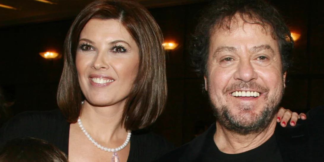 Η Σοφία Αλιμπέρτη με λευκά λουλούδια στα μαλλιά και off-shoulder νυφικό στο πλευρό του Γιάννη Πάριου