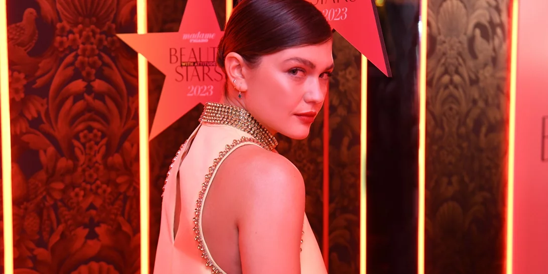 Κλέλια Ανδριολάτου | Η κομψή εμφάνιση με φόρεμα H&M στα Βραβεία Beauty Stars