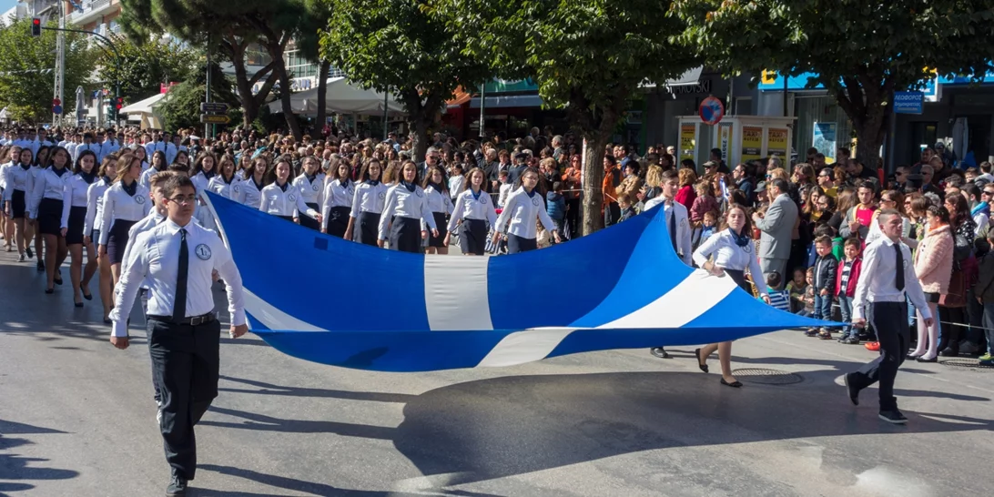 Με το λάβαρο της Επανάστασης και με υπερηφάνεια η μαθητική παρέλαση της Αθήνας