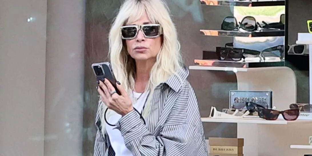 Με μαύρο μπικίνι η Άννα Βίσση στην πισίνα του σπιτιού της | Οι ιδιωτικές βουτιές της