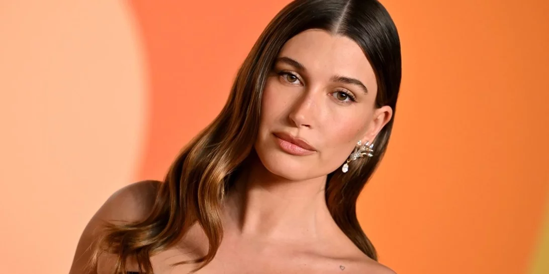 Κατά 1 δισεκατομμύριο δολάρια πλουσιότερη έγινε η Hailey Bieber μετά την εξαγορά της Rhode από την e.l.f. Beauty