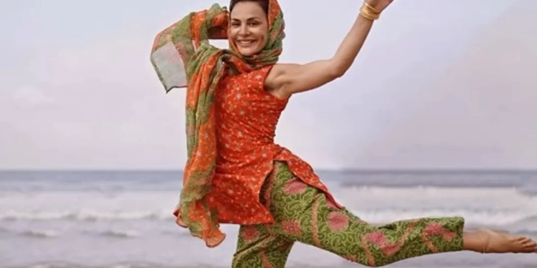 Η Δήμητρα Ματσούκα χορεύει πάνω σε ποταμόπλοιο στον Γάγγη