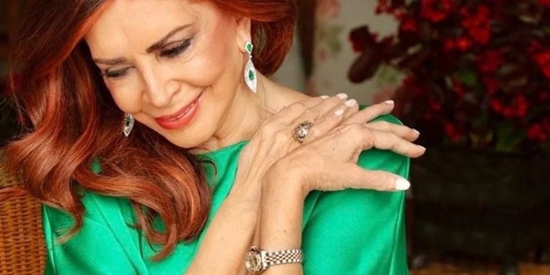 Μιμή Ντενίση | Με κόκκινη σατέν ολόσωμη φόρμα σε περουβιανό εστιατόριο