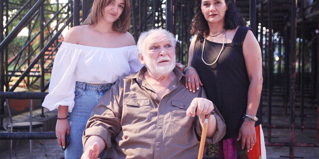 Κώστας Καζάκος | Η σπάνια οικογενειακή φωτογραφία με την Τζένη Κόλλια και την 19χρονη κόρη τους