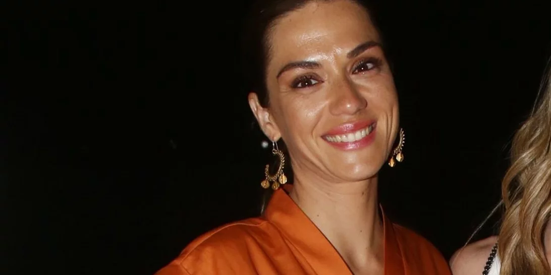 Βάσω Λασκαράκη | Βραδινή έξοδος με φίλες της - Το chic χτένισμά της