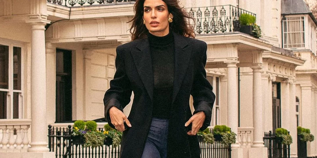 Τόνια Σωτηροπούλου | Με πλεκτό φόρεμα και leather καμπαρντίνα στο show του οίκου Balmain