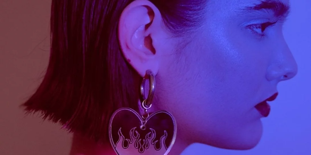 Radel | Η Ράνια Ντέλια έκανε τις Ελλήνιδες pop stars να αγαπήσουν το plexiglass