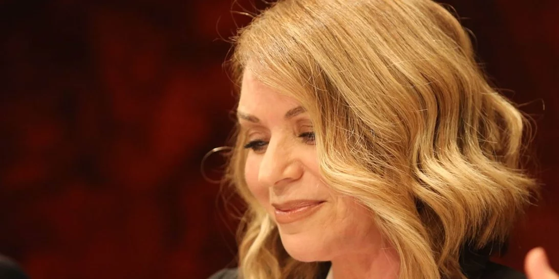 Έλλη Σταη | Chic στη νέα της εμφάνιση - Το μοντέρνο μακιγιάζ της