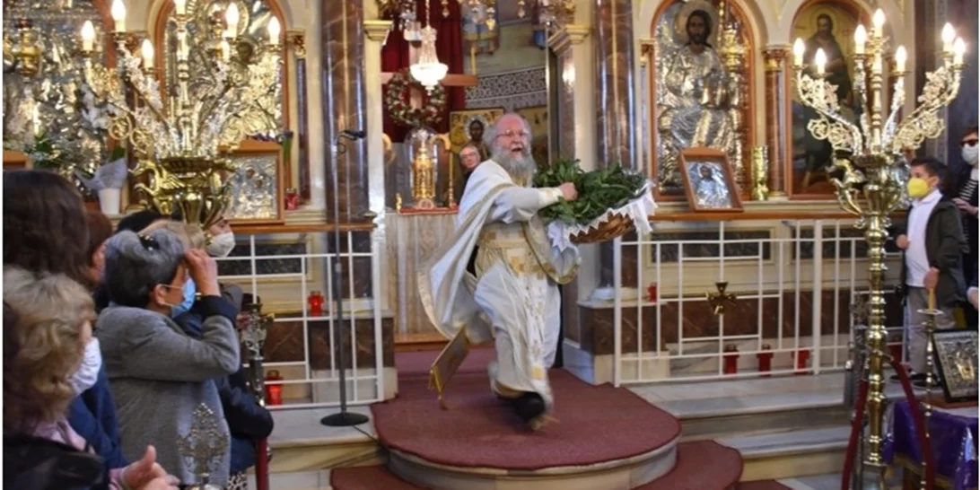 Χίος: Εγινε η ξεχωριστή πρώτη Ανάσταση με τον "ιπτάμενο" ιερέα [βίντεο]