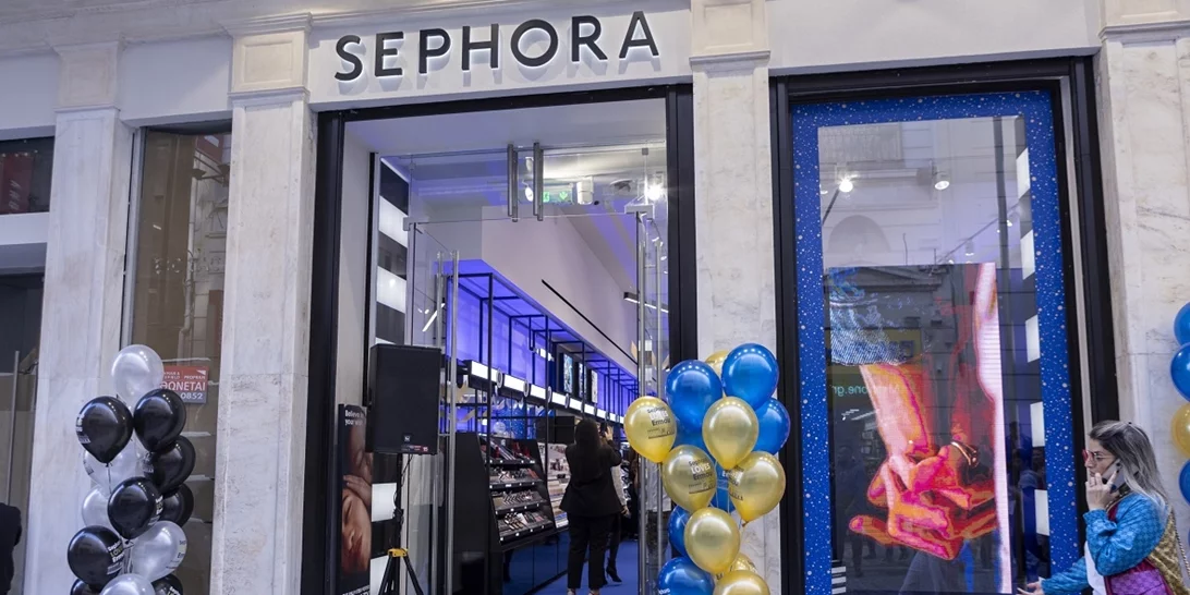 Το πιο εμβληματικό κατάστημα καλλυντικών της Ερμού άνοιξε ξανά τις πόρτες του