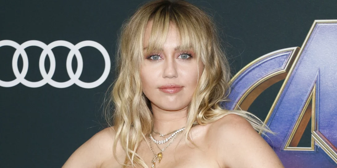 Miley Cyrus | Tο πολυτελές, ενυδατικό balm που έχει πάντα μαζί της για βελούδινα χείλη ακόμα και τις πιο κρύες μέρες