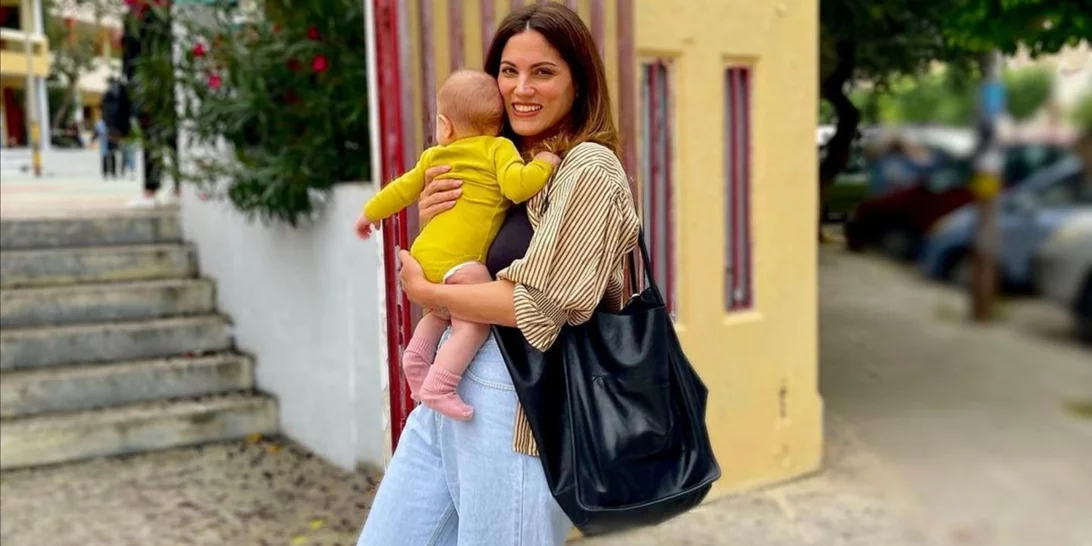 Η Μαίρη Συνατσάκη και η κόρη της, Ολίβια ποζάρουν αγκαλιά στην παραλία στο πιο cute στιγμιότυπο