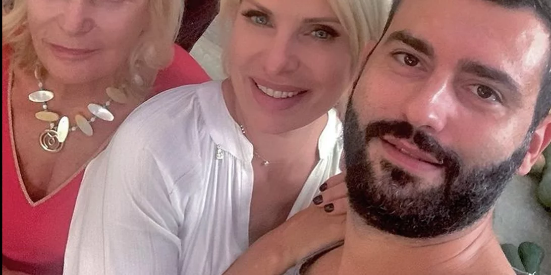 Γενέθλια για τη μητέρα της Ελένης Μενεγάκη | Η σπάνια οικογενειακή τους φωτογραφία και οι ευχές της παρουσιάστριας