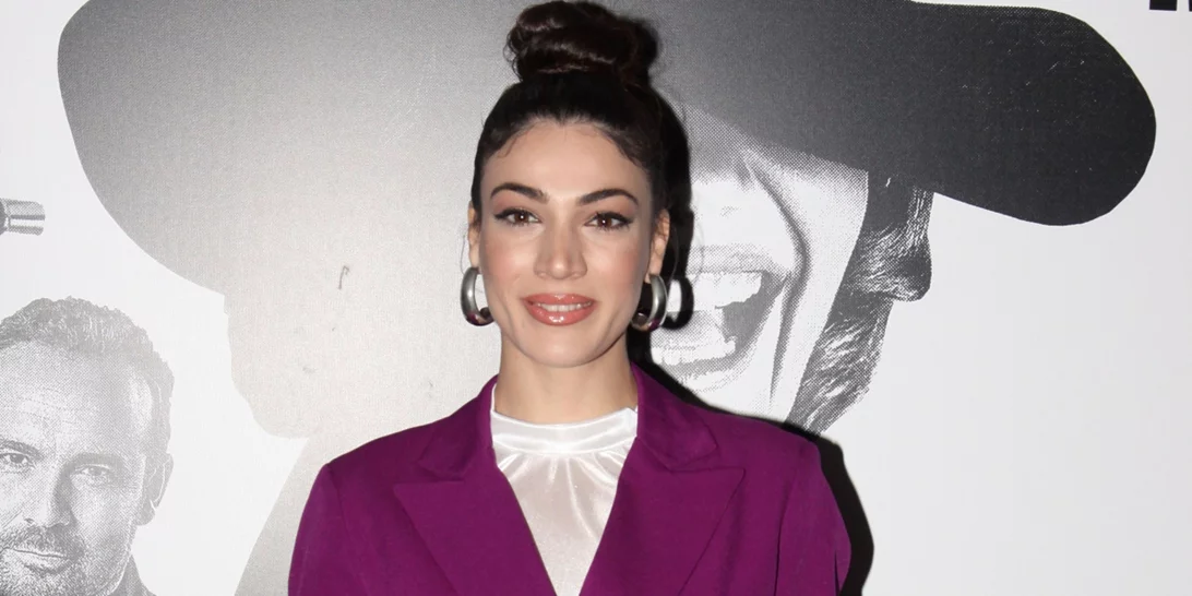 Ήβη Αδάμου | Υιοθέτησε τις Y2K τάσεις που μπορείς να φορέσεις την άνοιξη στο νέο βίντεο κλιπ της