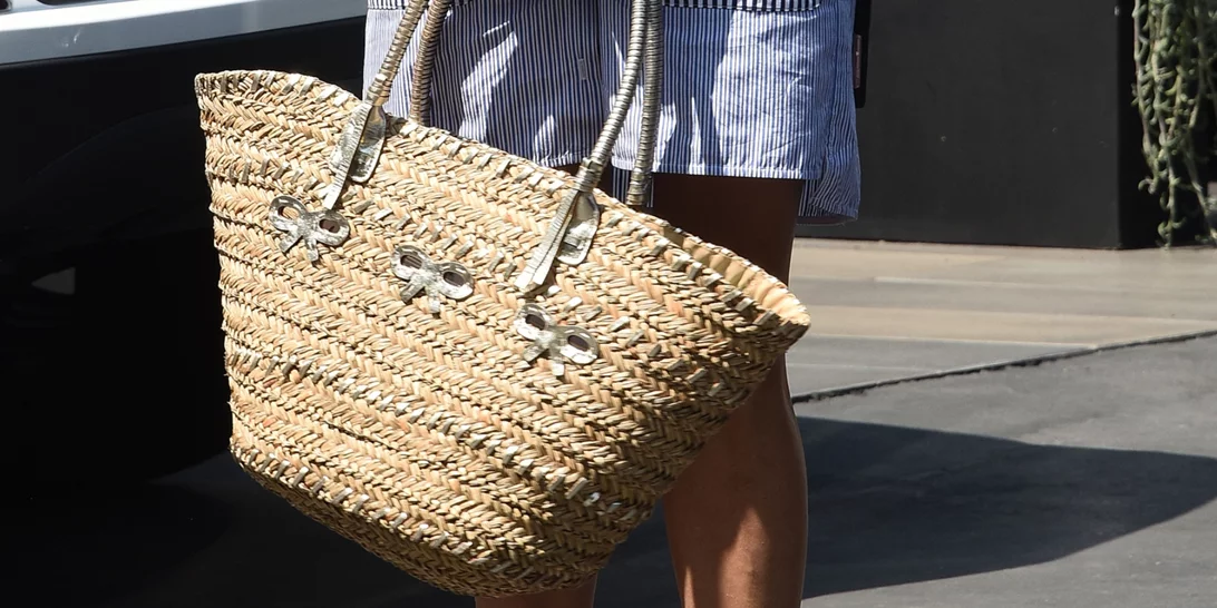 Οι buy now, never regret ψάθινες τσάντες που θα κρατήσεις φέτος το καλοκαίρι